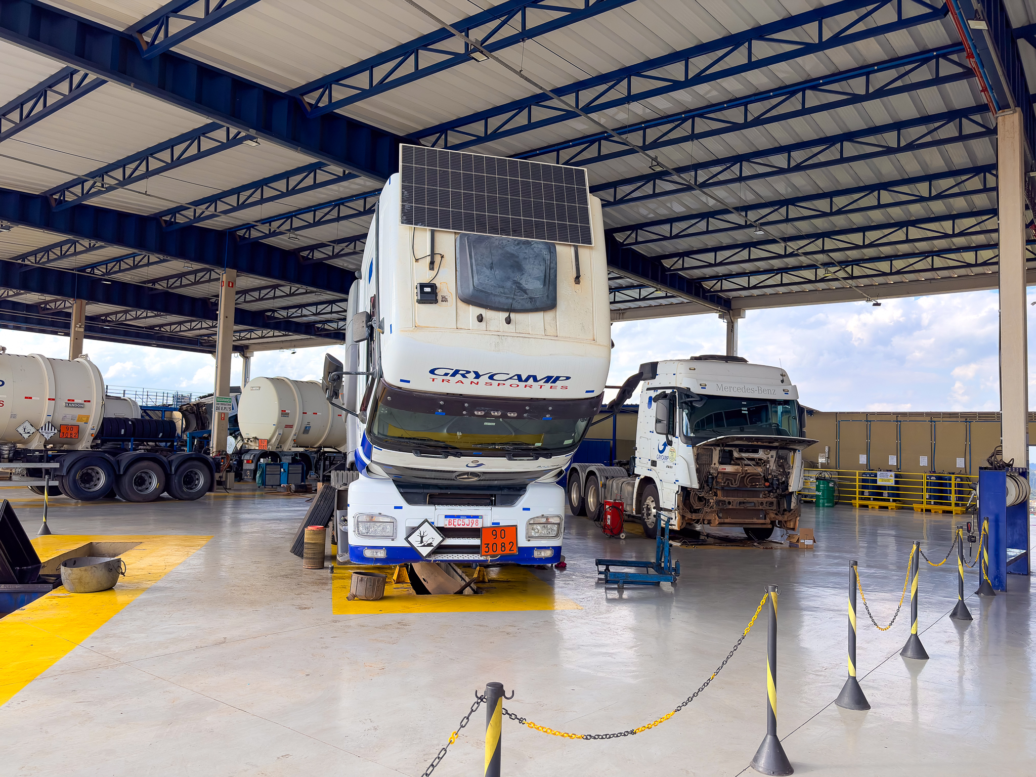 Caminhão Grycamp com painel solar embarcado em manutenção preventiva