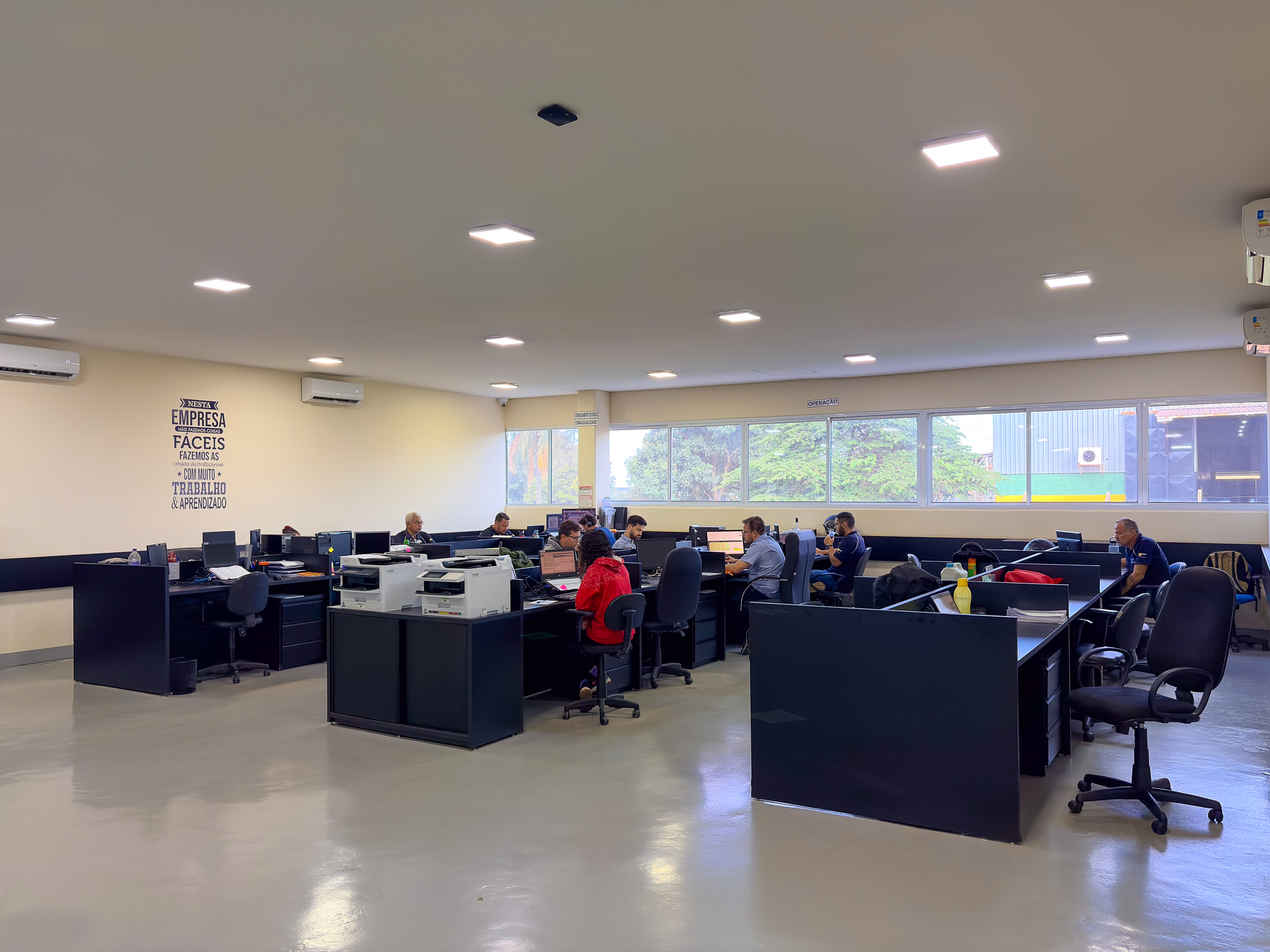 Equipe operacional Grycamp em atividade no escritório da base