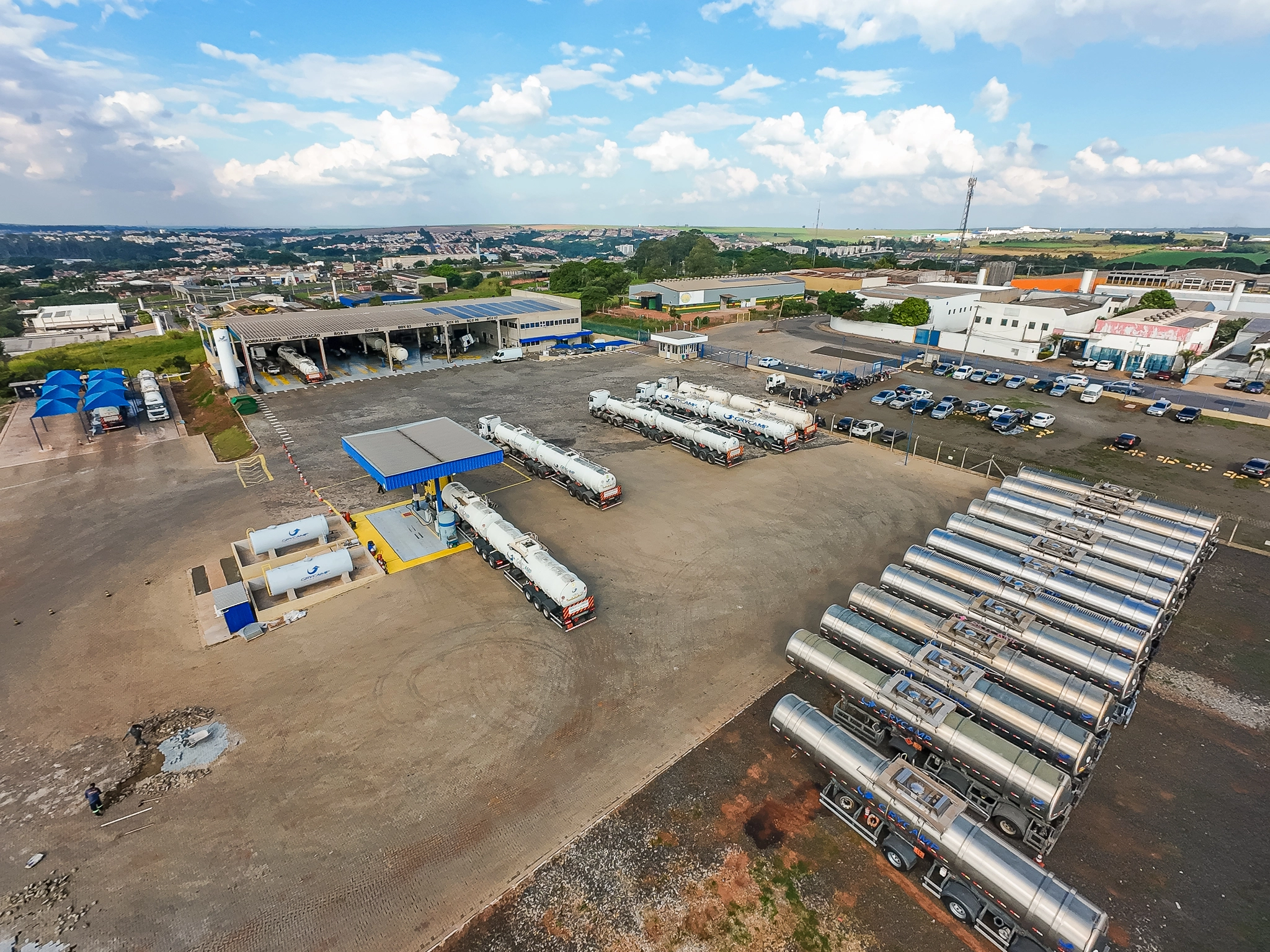 Vista aérea do pátio da Grycamp com caminhões tanque e implementos estacionados