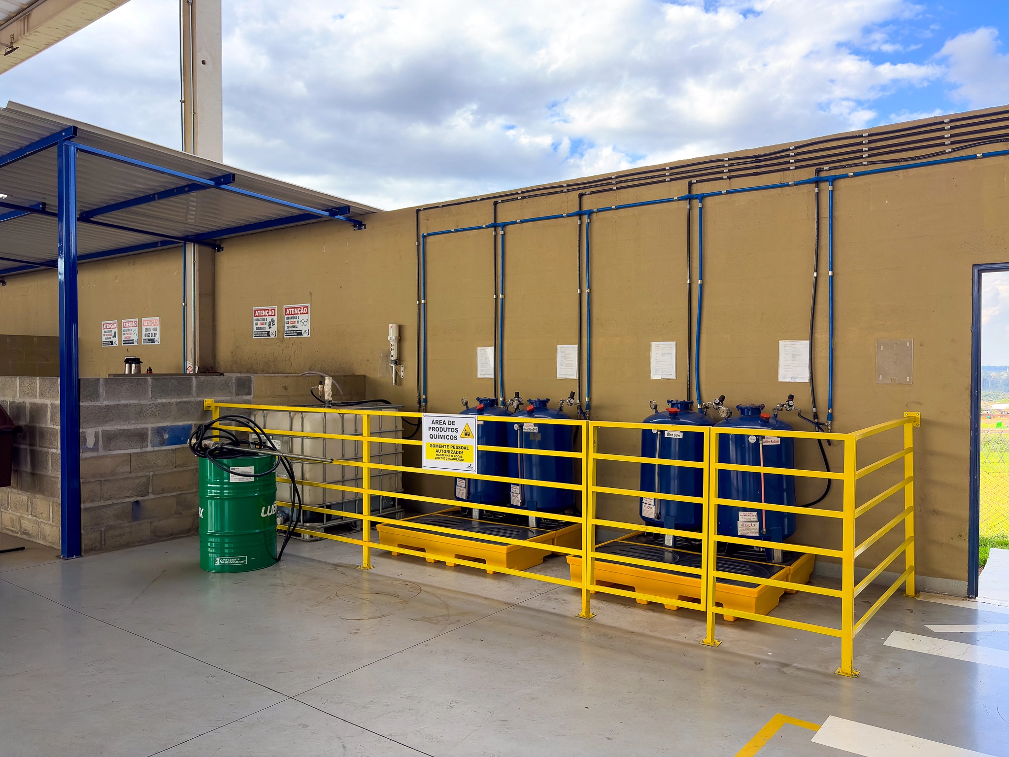 Área de produtos químicos da Grycamp com tanques, contenção e sinalização de segurança